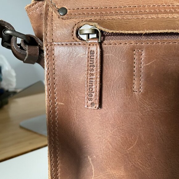 Aunts & Uncles Fella Leather Messenger Bag - Picture 4 of 13